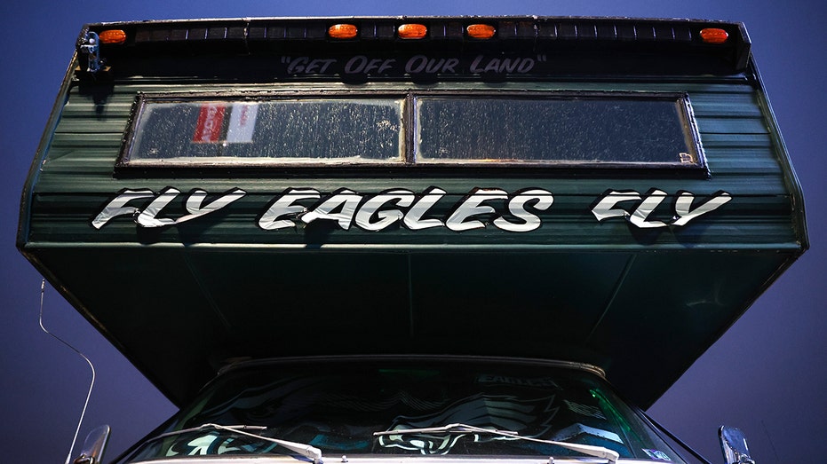 Diehard Eagles fans get married at tailgate before game against Cowboys