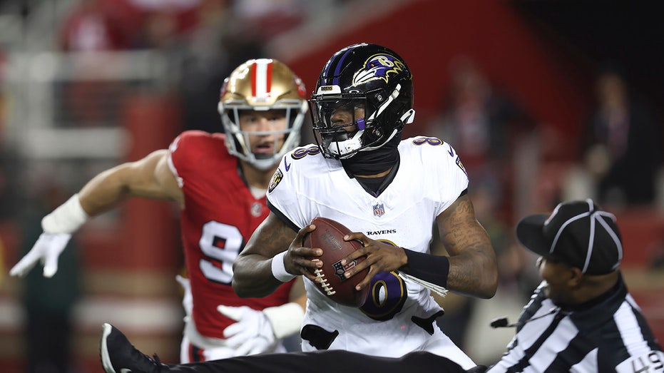Ravens’ Lamar Jackson trips over referee, called for penalty in bizarre play vs 49ers