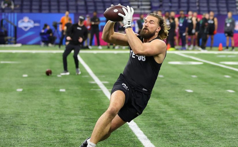 NFL prospect Dallin Holker makes incredible one-handed catch at scouting combine